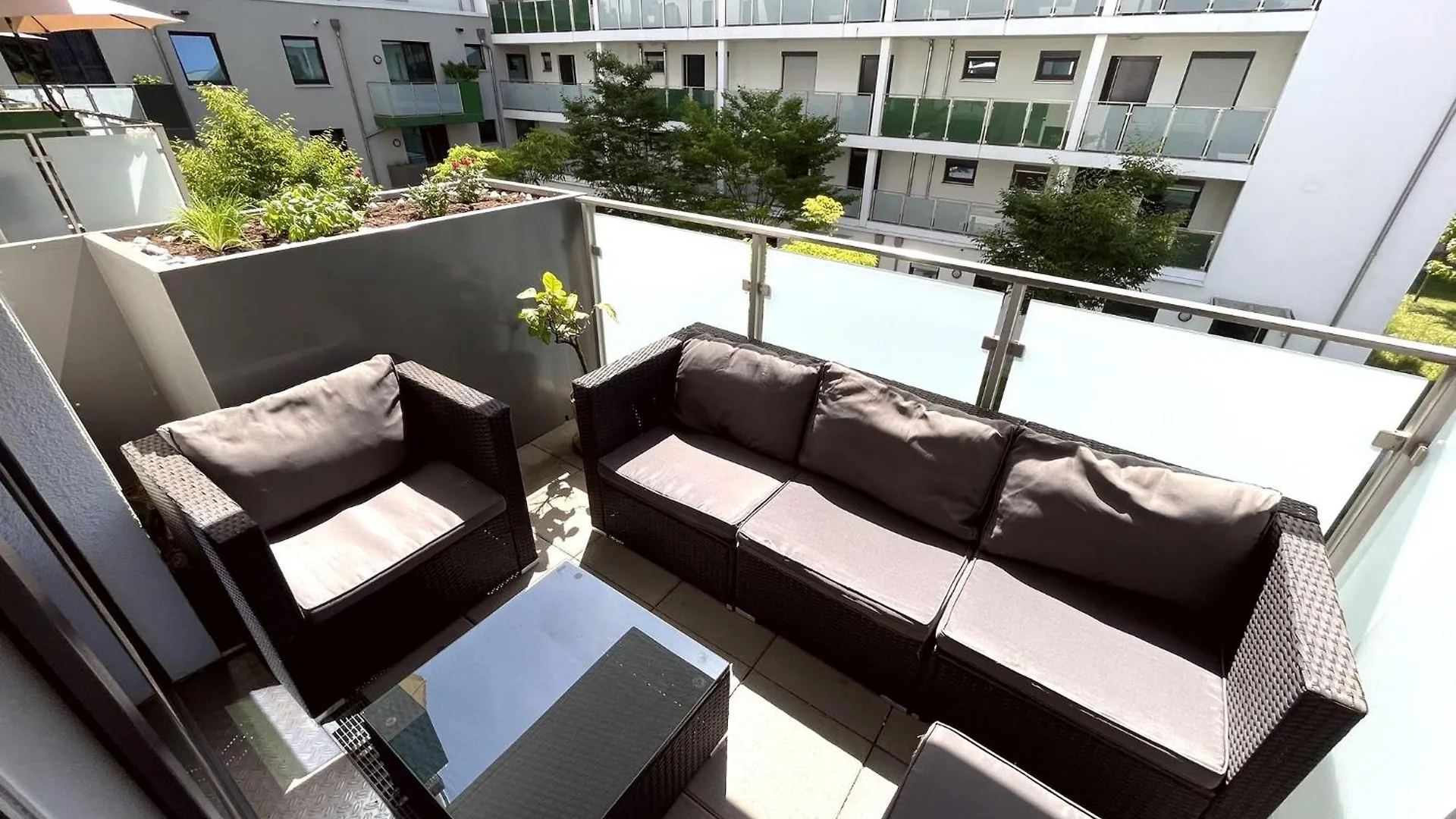 Quiet Private Room, Balcony & Workspace - Shared Bathroom Frankfurt nad Menem 0*,  Niemcy
